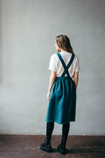 Linen cross back apron, pocket detail
