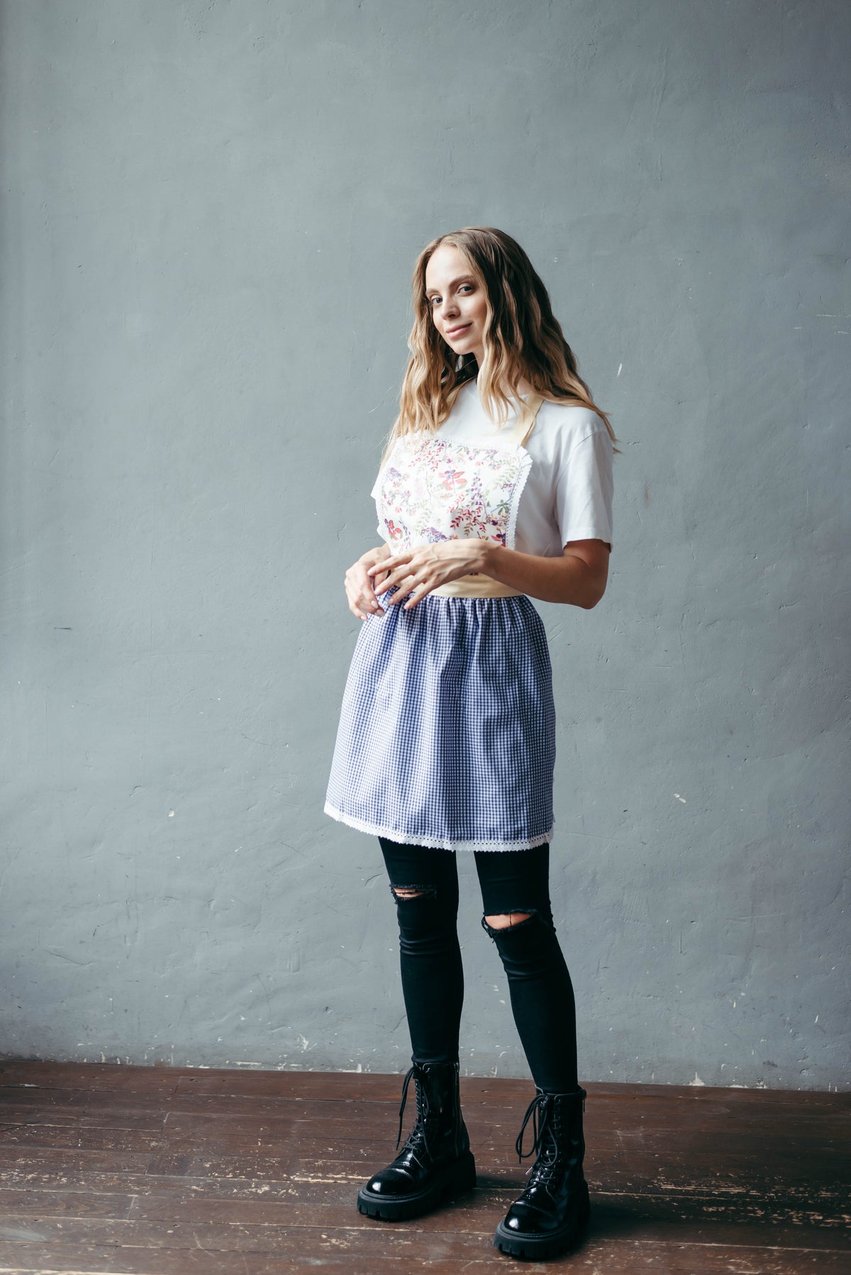 Matching aprons for women and girls, lace trim