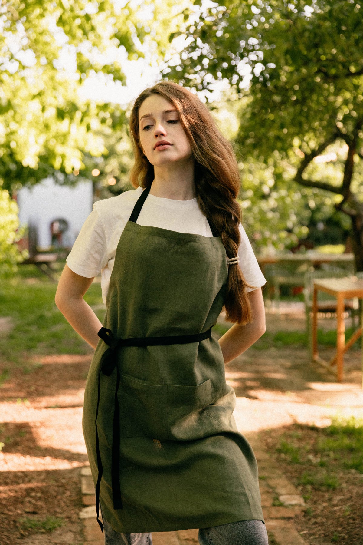 Classic unisex linen apron, double pocket detail