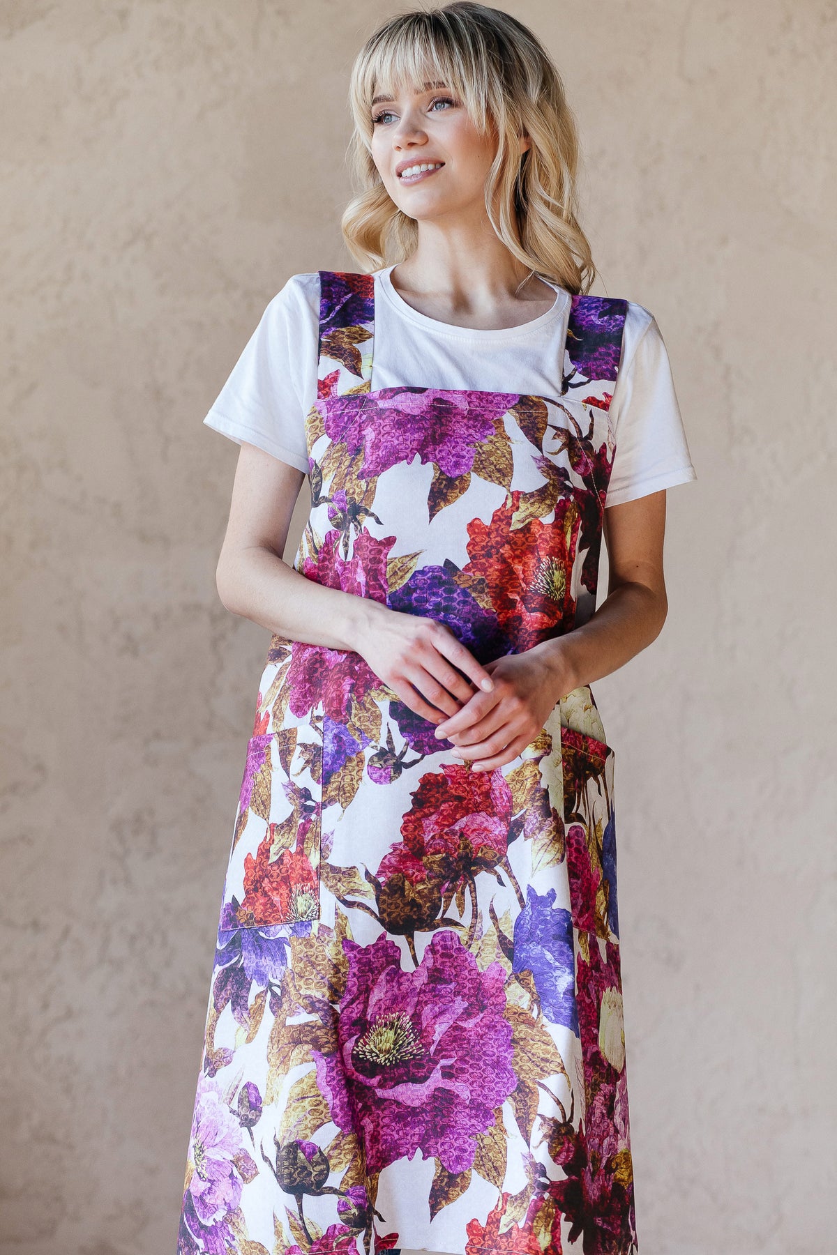Cotton pinafore apron, check pattern close view