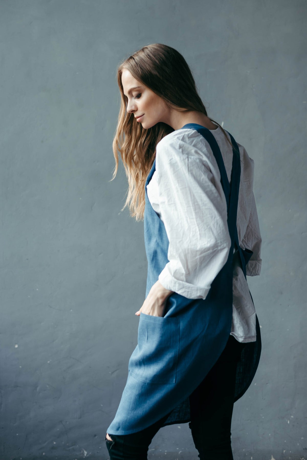 Short linen crossover pinafore apron for women