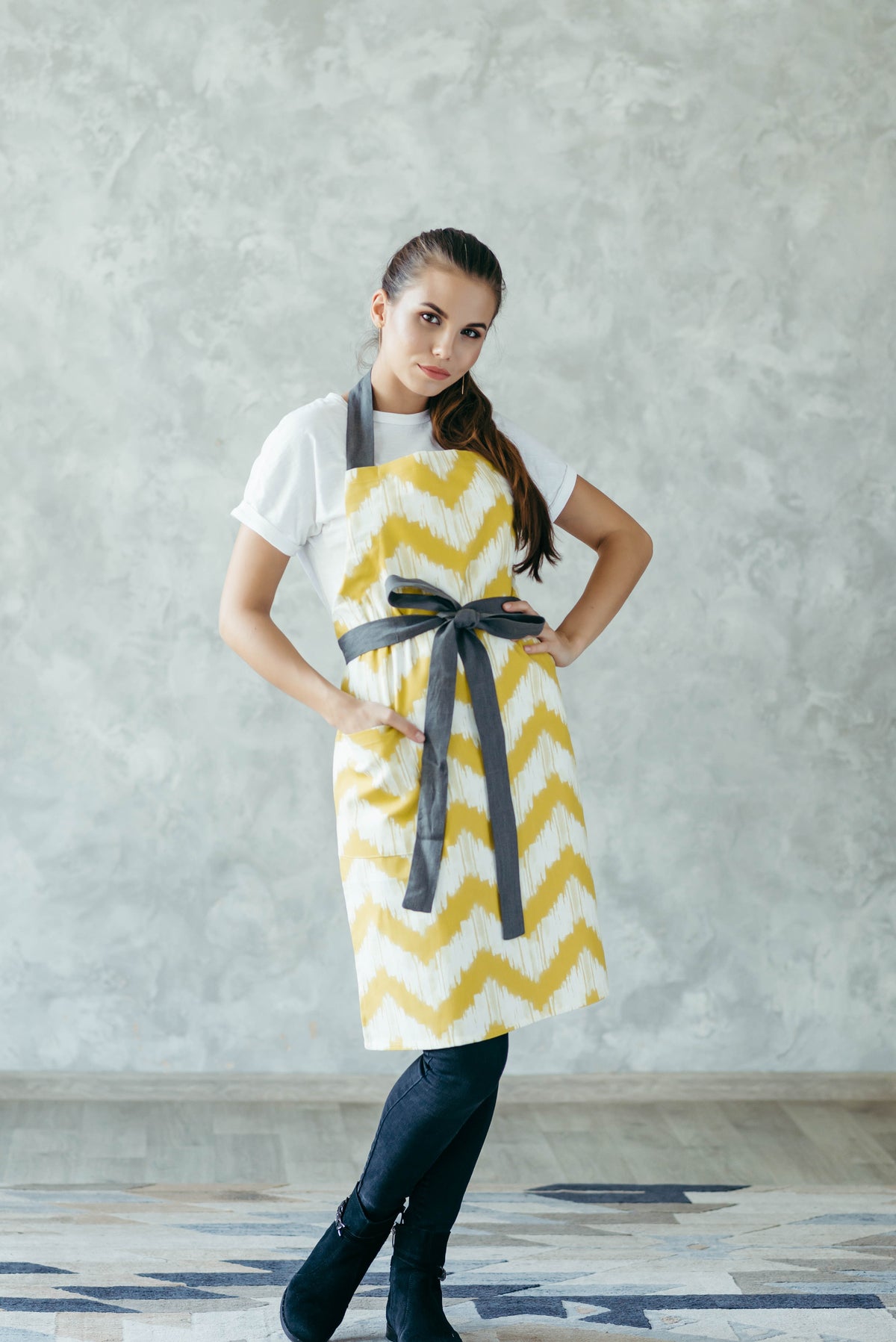 Cotton apron with pockets, kitchen apron detail