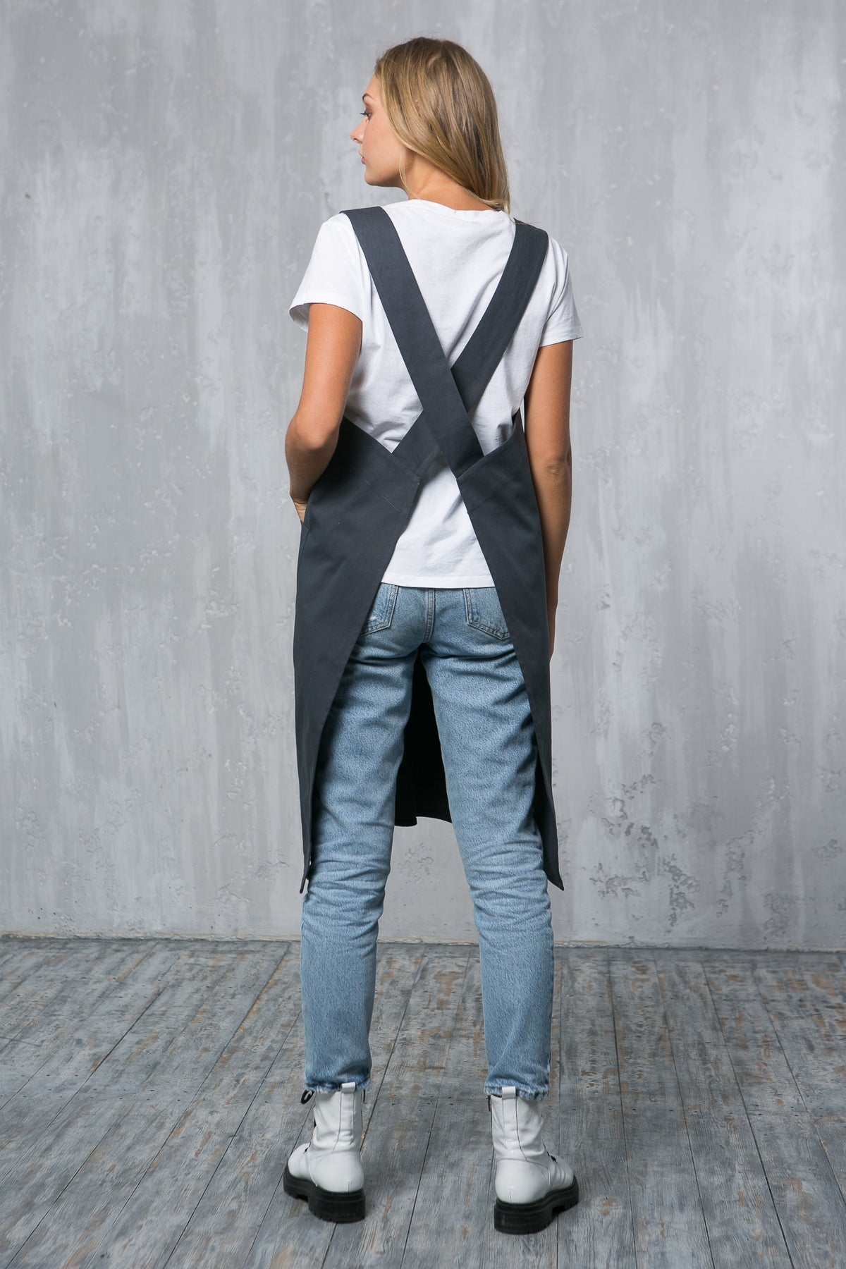 Cotton pinafore apron, cross back straps detail