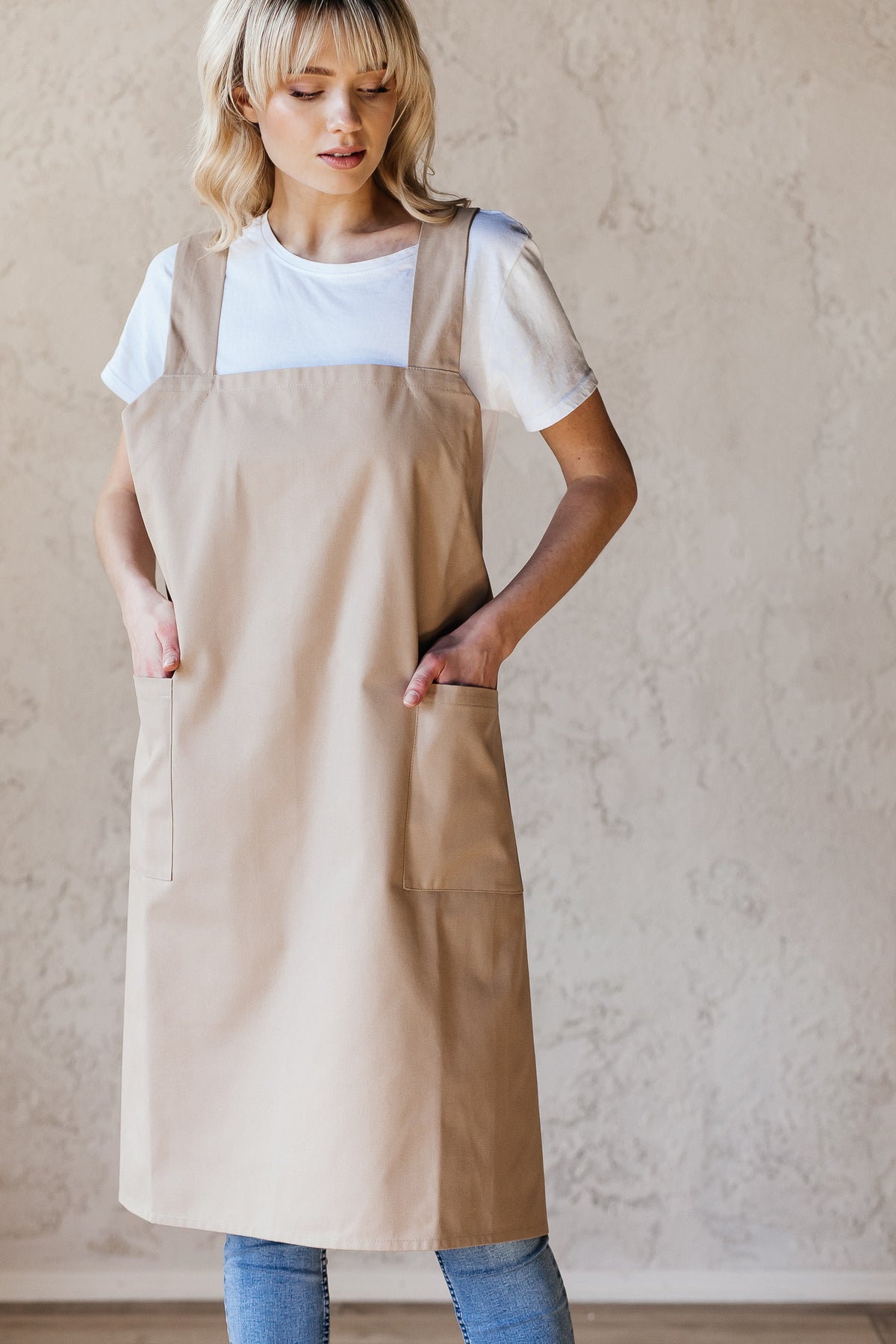 Cotton work apron with pockets, full length view