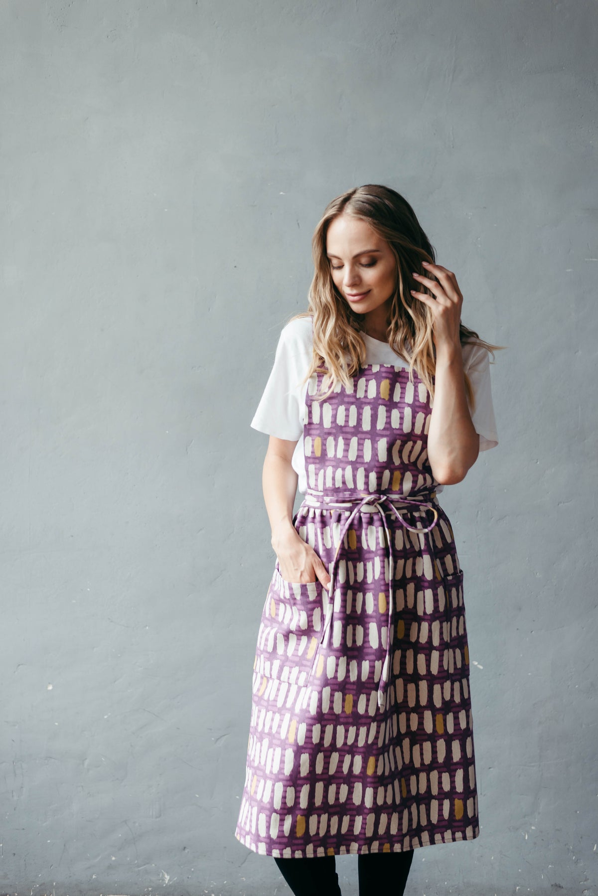 Heavy cotton pinafore apron, fabric detail