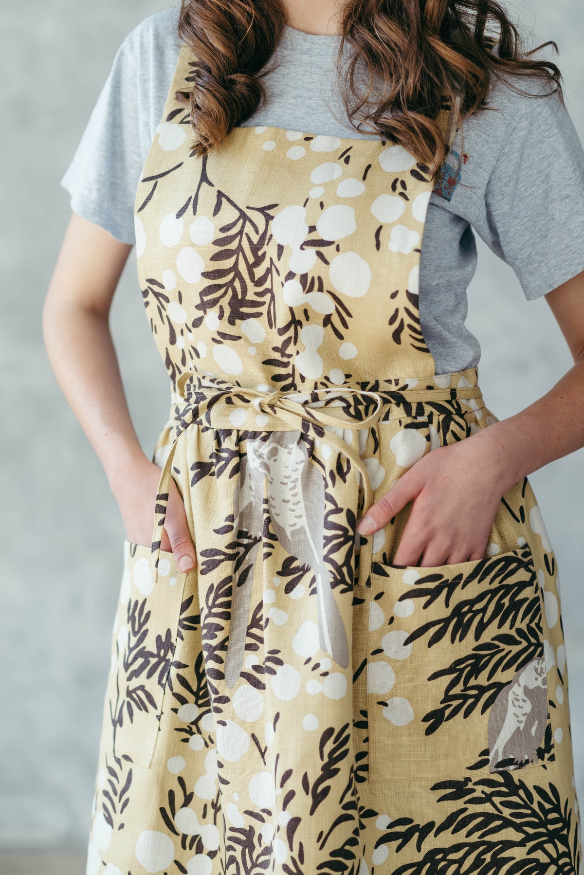 Cross back pinafore apron, pocket detail