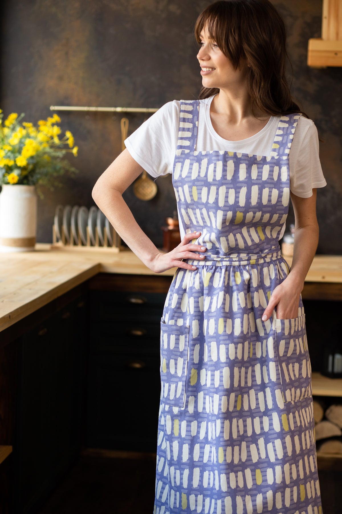 Cross back apron for women, back view showing the bow