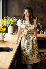 Cross back pinafore apron, shoulder strap detail
