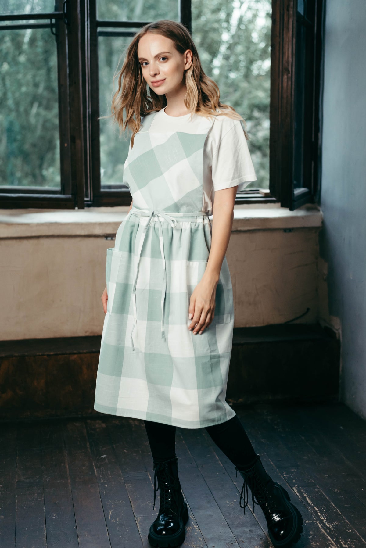 Cross back apron with bow, styled