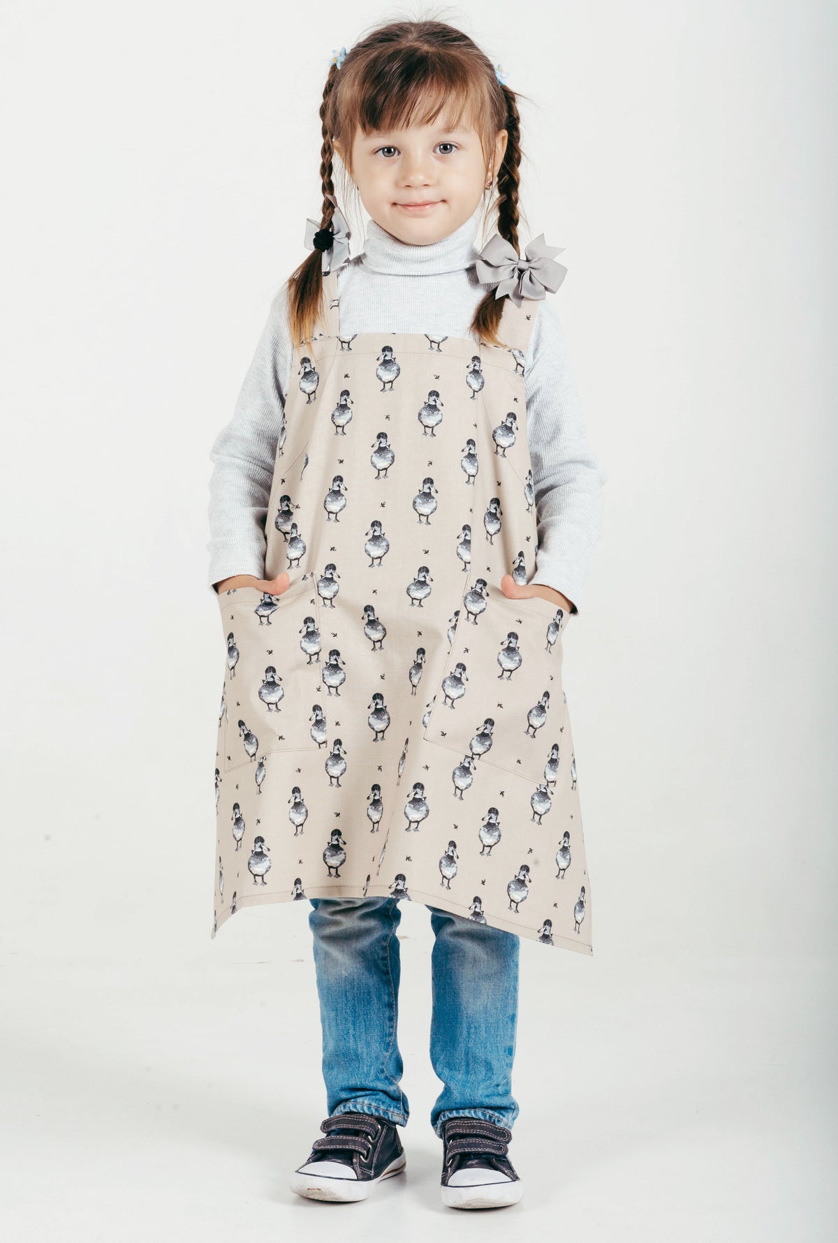 Kids pinafore apron in cotton, styled