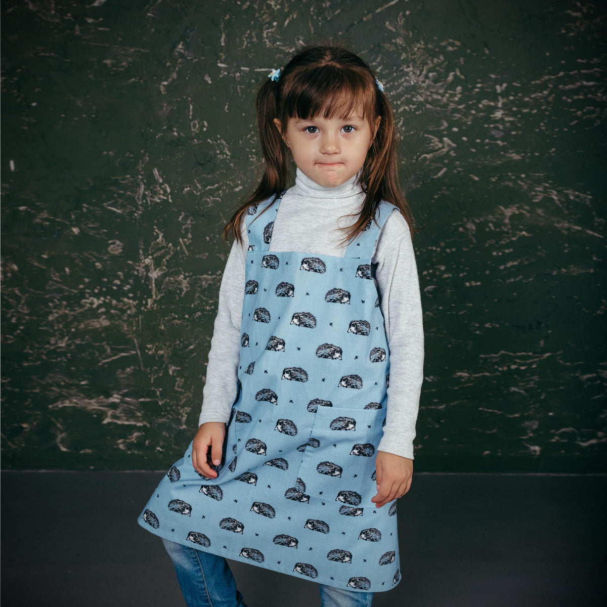 Cross back pinafore apron for children, full view