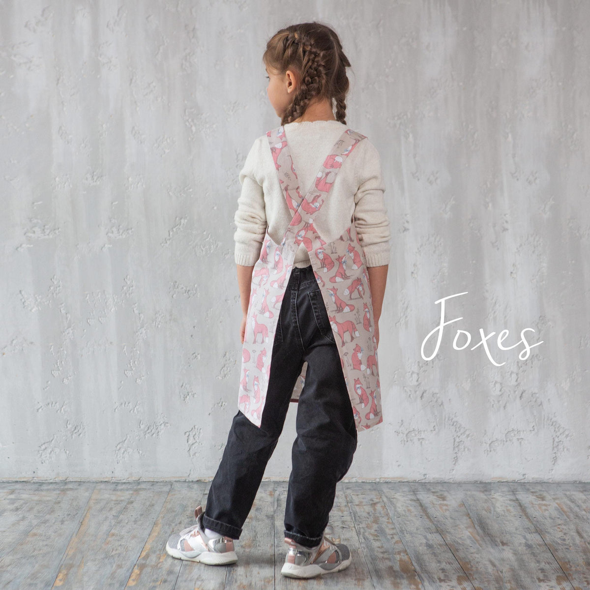 Cross back straps on the kids pinafore apron
