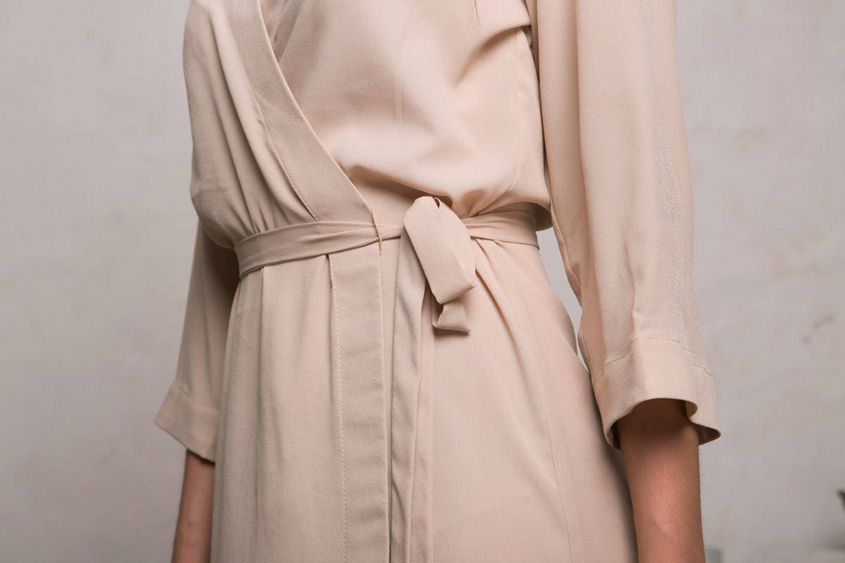 Nude crepe short robe, belt tied at the waist