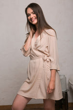 Nude crepe short robe, sleeve detail