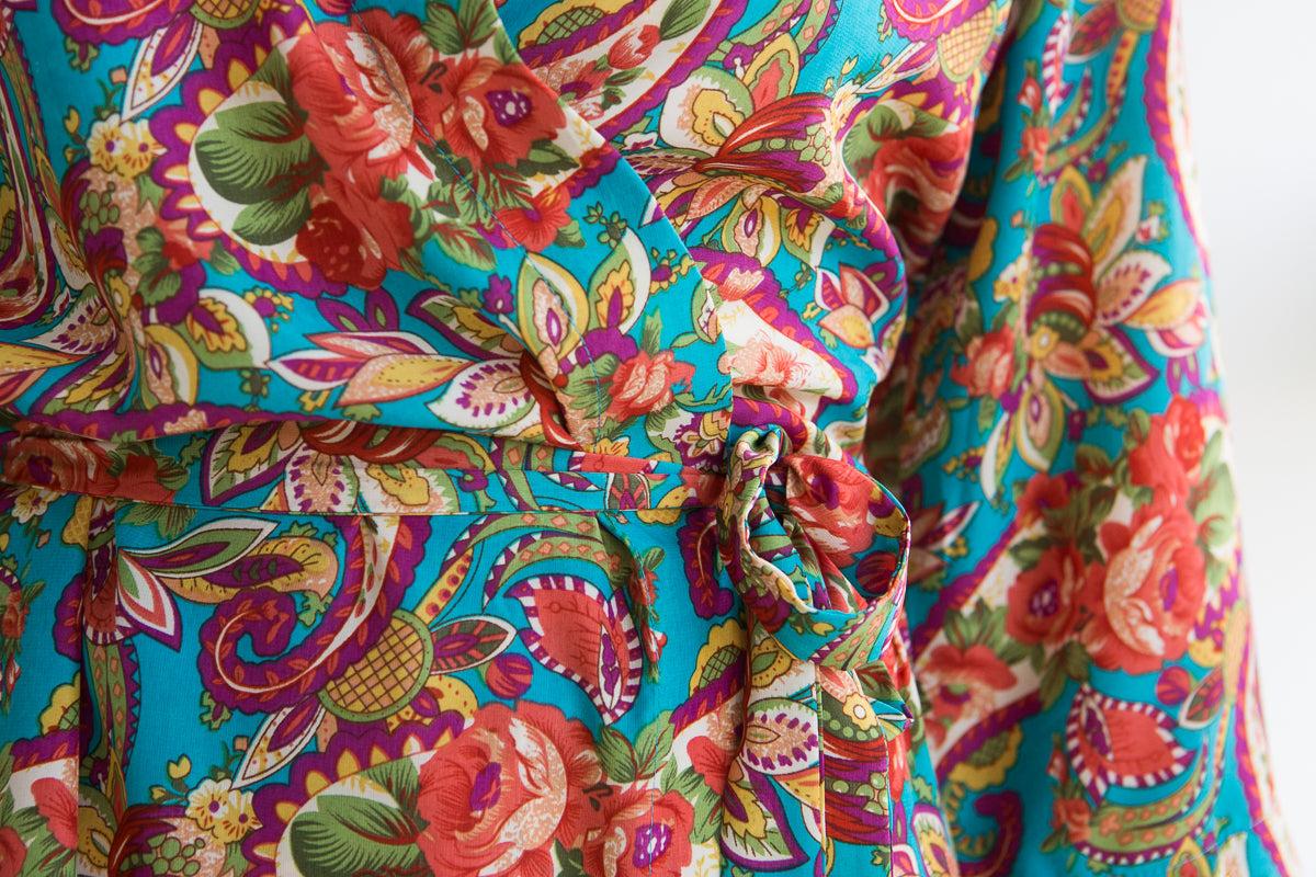 Short floral kimono robe, print and drape detail