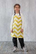 Kids apron in cotton canvas worn by a child