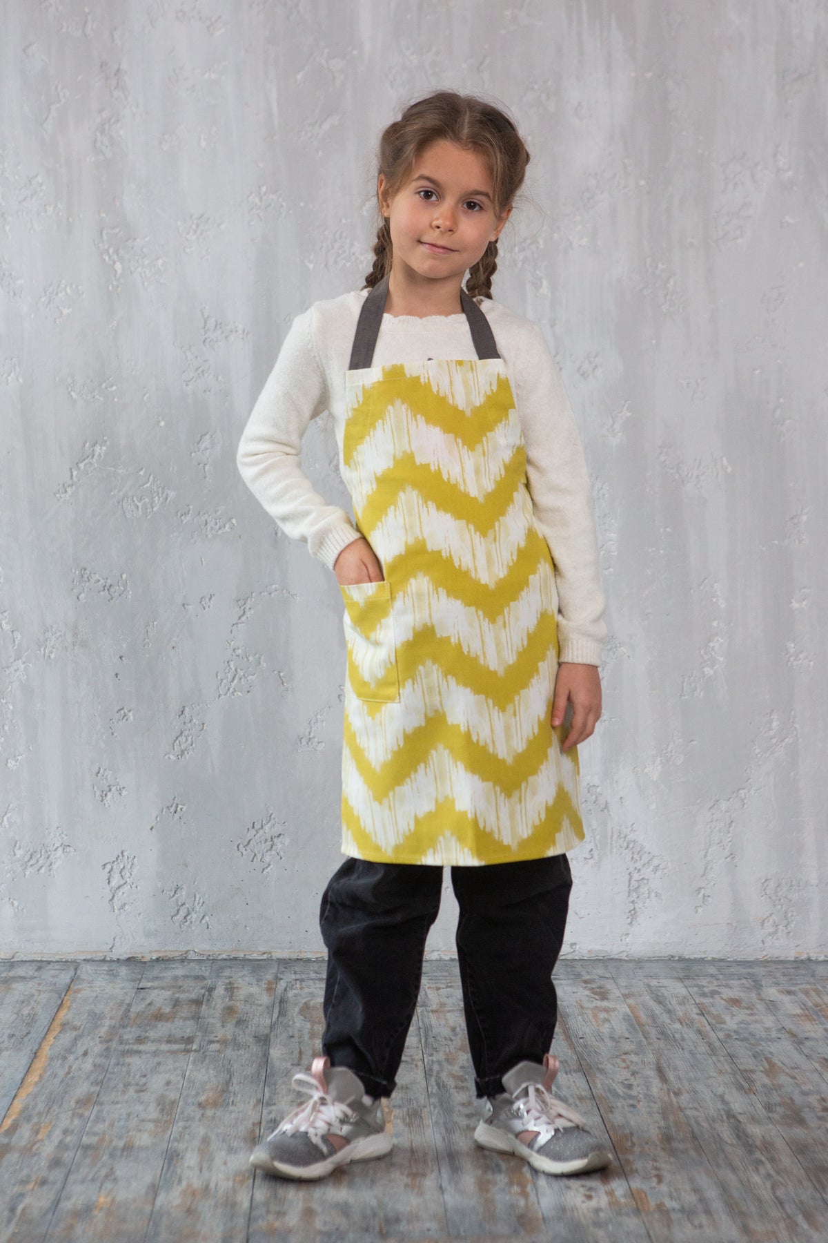Unisex kids apron, neck strap and belt detail