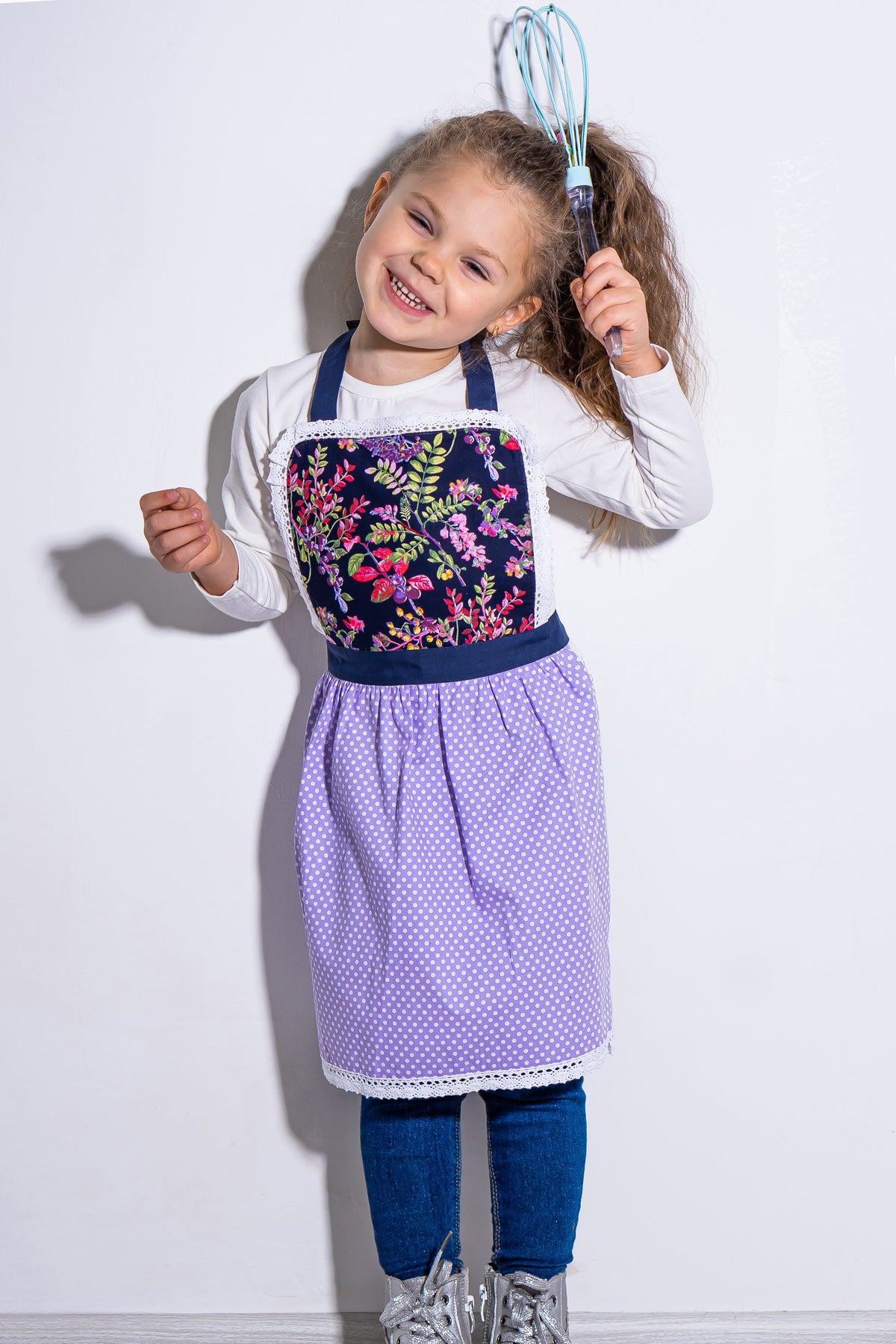 Mother and daughter matching lace aprons