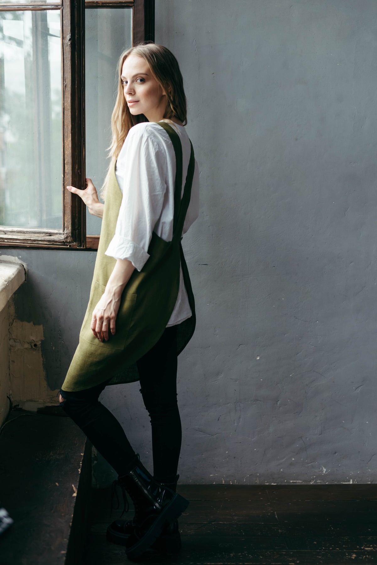 Short linen crossback apron, back view showing crossover straps