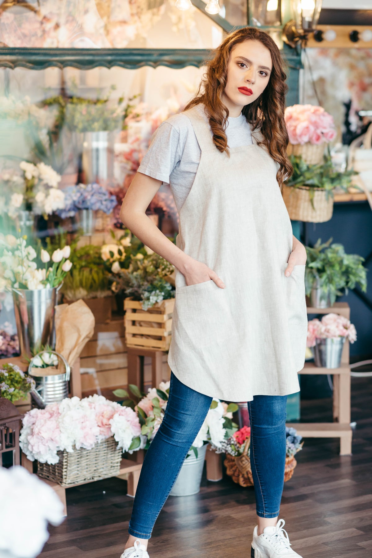 Short linen crossback apron, linen fabric detail