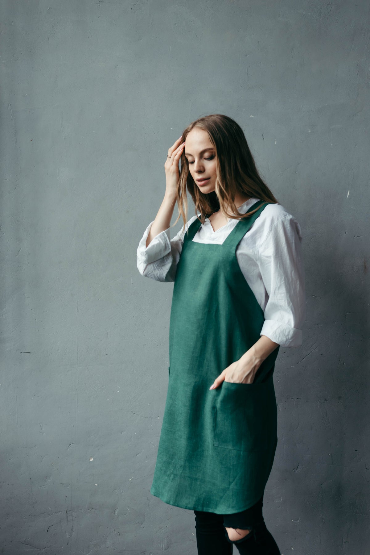 Short linen crossback apron, square neckline detail