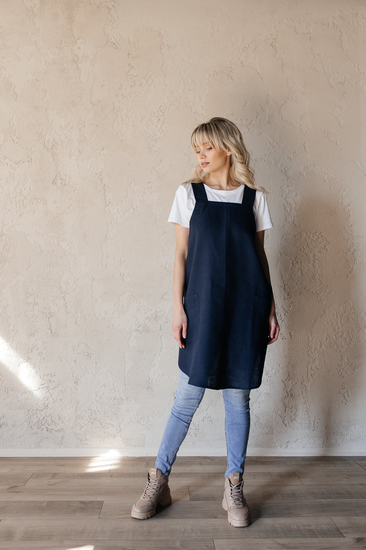 Short linen crossback apron, side view